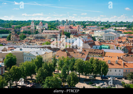 La ville de Vilnius, vue aérienne de la vieille ville de Vilnius montrant sa rue principale (Pilies Gatve) menant à l'édifice de l'hôtel de ville néoclassique, la Lituanie. Banque D'Images