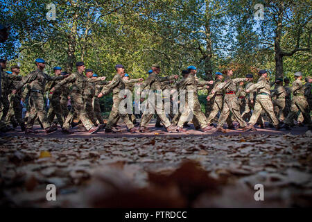 Le personnel de l'armée vers le bas mars volière à pied à Londres dirigé par la bande de les Grenadier Guards à une réception au Palais de Westminster. Banque D'Images