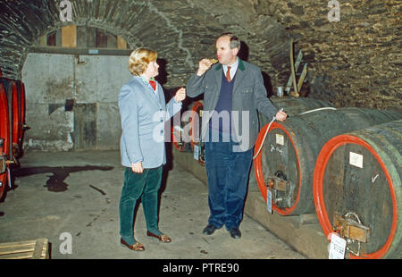 Philippa Prinzessin zu Salm Salm mit Ehemann Michael im Weinkeller auf Schloss Wallhausen, Deutschland 1997. Philippa Princesse de Salm Salm avec mari Michael à la cave à vin du Château Wallhausen, Allemagne 1997. Banque D'Images