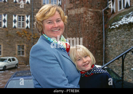 Philippa Prinzessin zu Salm Salm mit Tochter auf Schloss Wallhausen, Deutschland 1997. Philippa Princesse de Salm Salm avec sa fille au château de Wallhausen, Allemagne 1997. Banque D'Images