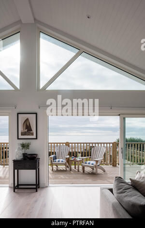 Noir et blanc photo maritime de l'île de Wight sur table avec vue à travers une fenêtre sur terrasse en bois et West Wittering beach Banque D'Images