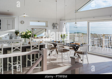 Cuisine ouverte et salle à manger avec vue sur la mer Banque D'Images