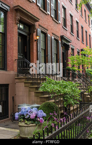 Rangée de vieux immeubles brownstone le long d'un trottoir vide bloc dans le quartier de Greenwich Village de Manhattan, New York City NYC Banque D'Images