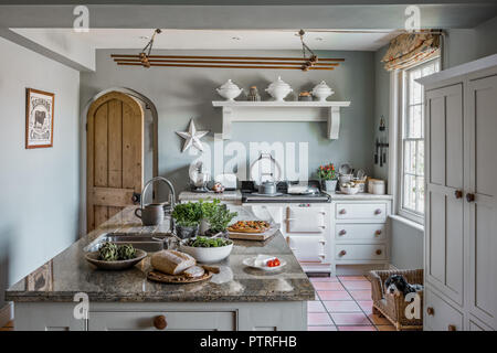 La nourriture fraîche sur l'île de cuisine dans ferme du 16ème siècle restauré Banque D'Images