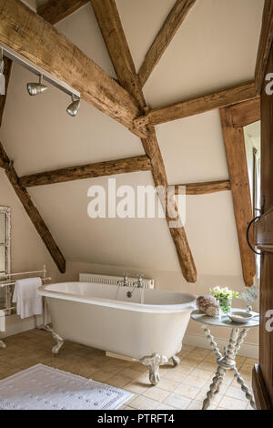 Ferme du 16ème siècle rénovation baignoire sur pieds en dessous de cadre en bois grenier dans ferme du 16ème siècle restauré Banque D'Images