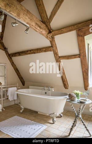 Ferme du 16ème siècle rénovation baignoire sur pieds en dessous de cadre en bois grenier dans ferme du 16ème siècle restauré Banque D'Images