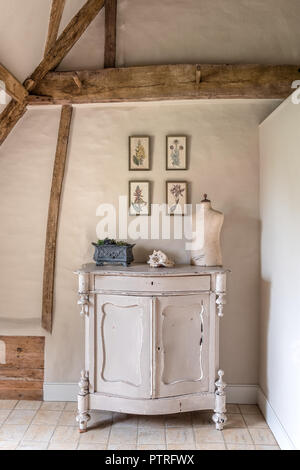 Ferme du 16ème siècle rénovation mannequin, le bahut avec botanical prints dans ferme du 16ème siècle restauré Banque D'Images