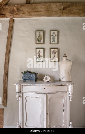 Ferme du 16ème siècle rénovation mannequin, le bahut avec botanical prints dans ferme du 16ème siècle restauré Banque D'Images