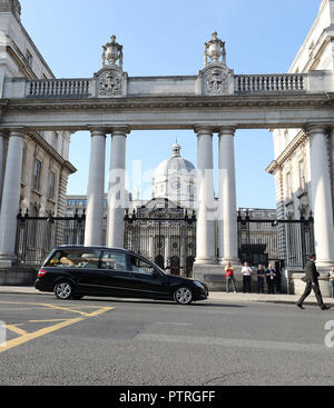 Le corbillard transportant le corps d'Emma Mhic Mhathuna, l'une des plus grandes victimes de l'essai de souillure cervicale controverse, passe les édifices gouvernementaux après ses funérailles à St Mary's pro-cathédrale de Dublin. Banque D'Images