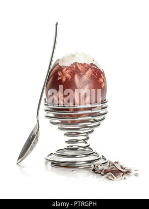 Oeufs à la coque avec des oeufs de Pâques ornement-shell dans un stand en spirale avec tee-spoon prêt pour le petit-déjeuner tourné sur fond blanc Banque D'Images