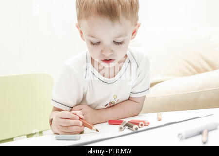 Genre Malen Buntstift Gestik Junge Zeichnen Basteln Spielen Spiel Freizeit Beschaeftigung Hobby Kreativ Kreativitaet Photo Stock Alamy