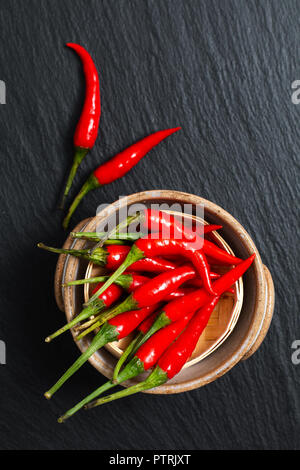 Concept alimentaire Thai red chili, le poivre de Cayenne sur le plateau en bambou avec copie espace Banque D'Images