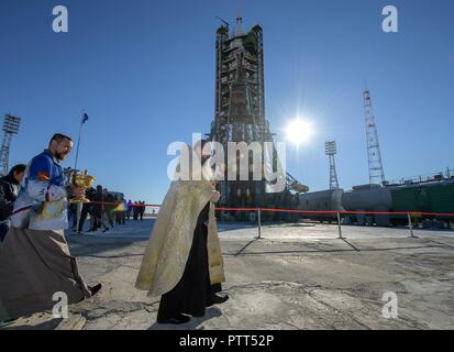 Cosmodrome de Baïkonour, au Kazakhstan. 10 octobre, 2018. Prêtre orthodoxe russe, le père Sergei lors de la traditionnelle bénédiction de la Soyouz sur la plateforme de lancement au cosmodrome de Baïkonour le 10 octobre 2018 à Baïkonour, au Kazakhstan. La Station spatiale internationale l'équipage Expedition 57 Nick de la NASA et de La Haye Alexey Ovchinin de Roscosmos sont prévues pour lancer le 11 octobre et passera les six mois qui vivent et travaillent à bord de la Station spatiale internationale. Credit : Planetpix/Alamy Live News Banque D'Images