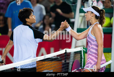 Hong Kong. 10 octobre 2018 - Luksika Kumkhum de Thaïlande et Alize Cornet de France au filet après leur match de second tour au 2018 Prudential Hong Kong Open de Tennis tournoi international de tennis WTA : Crédit7 AFP/ZUMA/Alamy Fil Live News Banque D'Images