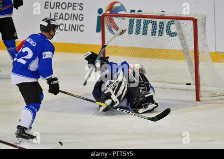 Brno, République tchèque. 10 Oct, 2018. Santeri Alatalo, gauche, et Sandro Aeschlimann de Zug en action lors de la Ligue des Champions de Hockey jeu D Groupe Kometa Brno vs Zoug (Suisse) à Brno, en République tchèque, le 10 octobre 2018. Photo : CTK Vaclav Salek/Photo/Alamy Live News Banque D'Images