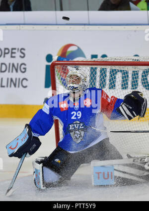 Brno, République tchèque. 10 Oct, 2018. Sandro Aeschlimann, gardien de Zoug, en action lors de la Ligue des Champions de Hockey jeu D Groupe Kometa Brno vs Zoug (Suisse) à Brno, en République tchèque, le 10 octobre 2018. Photo : CTK Vaclav Salek/Photo/Alamy Live News Banque D'Images