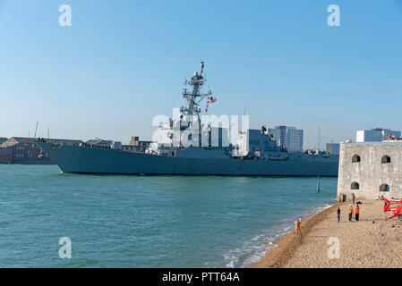 Le port de Portsmouth, Royaume-Uni. 10 octobre, 2018. L'USS Farragut un navire de guerre américain vu au départ de Portsmouth, Angleterre Banque D'Images