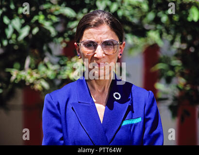 Washington, District de Columbia, Etats-Unis. 14 Juin, 1993. Le juge Ruth Bader Ginsburg de la Cour d'appel des États-Unis pour le District de Columbia, à l'écoute en tant que Président des Etats-Unis Bill Clinton, gauche, rend sa désignation remarques d'être juge de la Cour suprême dans la roseraie de la Maison Blanche à Washington, DC Le 14 juin 1993. S'il est confirmé, le juge Ginsburg remplacera la Justice Associé Byron R. White Crédit : Ron Sachs/CNP/ZUMA/Alamy Fil Live News Banque D'Images