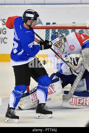 Brno, République tchèque. 10 Oct, 2018. Carl Klingenberg de Zug, à gauche, et Karel Vejmelka, gardien de Brno, en action lors de la Ligue des Champions de Hockey jeu D Groupe Kometa Brno vs Zoug (Suisse) à Brno, en République tchèque, le 10 octobre 2018. Photo : CTK Vaclav Salek/Photo/Alamy Live News Banque D'Images