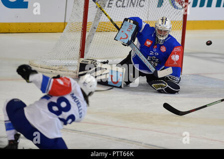 Brno, République tchèque. 10 Oct, 2018. Peter Mueller de Brno, à gauche, et Sandro Aeschlimann, gardien de Zoug, en action lors de la Ligue des Champions de Hockey jeu D Groupe Kometa Brno vs Zoug (Suisse) à Brno, en République tchèque, le 10 octobre 2018. Photo : CTK Vaclav Salek/Photo/Alamy Live News Banque D'Images