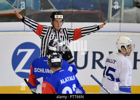 Brno, République tchèque. 10 Oct, 2018. Marcus Wannerstedt, arbitre de la Norvège, de gestes au cours de la Ligue des Champions de Hockey jeu D Groupe Kometa Brno vs Zoug (Suisse) à Brno, en République tchèque, le 10 octobre 2018. À droite est Alexandre Mallet de Brno. Photo : CTK Vaclav Salek/Photo/Alamy Live News Banque D'Images