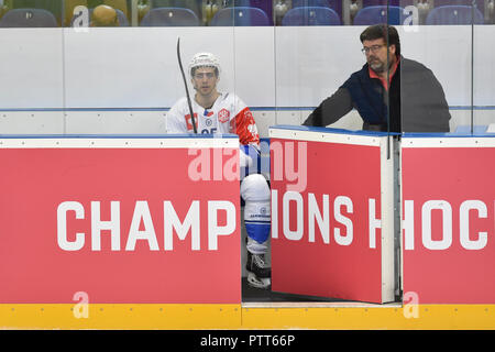 Brno, République tchèque. 10 Oct, 2018. Alexandre Mallet de Brno est assis sur le banc de pénalité lors de la Ligue des Champions de Hockey jeu D Groupe Kometa Brno vs Zoug (Suisse) à Brno, en République tchèque, le 10 octobre 2018. Photo : CTK Vaclav Salek/Photo/Alamy Live News Banque D'Images