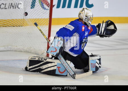 Brno, République tchèque. 10 Oct, 2018. Sandro Aeschlimann, gardien de Zoug, en action lors de la Ligue des Champions de Hockey jeu D Groupe Kometa Brno vs Zoug (Suisse) à Brno, en République tchèque, le 10 octobre 2018. Photo : CTK Vaclav Salek/Photo/Alamy Live News Banque D'Images