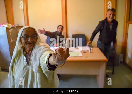 10 octobre 2018 - Srinagar, Jammu & Kashmir, Inde - Une femme âgée a vu en montrant son doigt marqué d'encre après avoir voté lors des élections..Deuxième phase du corps local urbain (ULB) élections tenues au Jammu-et-Cachemire. Capitale d'été du Cachemire sous contrôle indien, Srinagar. Ce chiffre était le plus faible des électeurs pendant les élections locales. (Crédit Image : © Idrees Abbas/SOPA des images à l'aide de Zuma sur le fil) Banque D'Images