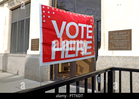 Painesville, Ohio, USA, le 10 Oct, 2018. Un "Vote ici' est bien en vue à l'entrée du lac County d'élections à Painesville, Ohio, USA, où le vote anticipé a commencé aujourd'hui. C'est le premier jour de vote par anticipation dans l'élection générale de 2018. Les gens peuvent voter à leur conseil de comté d'élections par jour de l'élection, le 6 novembre 2018. Credit : Mark Kanning/Alamy Live News. Banque D'Images