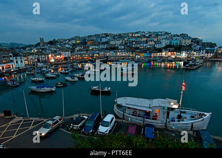 Brixham, Devon, UK. 10 octobre, 2018. Météo britannique. Par une chaude nuit à Brixham Harbour les bateaux et maisons avec une réflexion sur les eaux de la mer calme en octobre. Crédit : Robert Timoney/Alamy Live News Banque D'Images