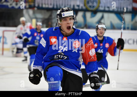 Brno, République tchèque. 10 Oct, 2018. Reto Suri de Zug célèbre un but durant le groupe D de la Ligue des champions de hockey game Kometa Brno vs Zoug (Suisse) à Brno, en République tchèque, le 10 octobre 2018. Photo : CTK Vaclav Salek/Photo/Alamy Live News Banque D'Images