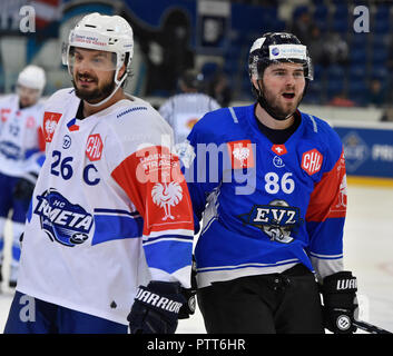 Brno, République tchèque. 10 Oct, 2018. Martin Zatovic de Brno, à gauche, et Fabian Haberstich sont vus au cours de la Ligue des Champions de Hockey jeu D Groupe Kometa Brno vs Zoug (Suisse) à Brno, en République tchèque, le 10 octobre 2018. Photo : CTK Vaclav Salek/Photo/Alamy Live News Banque D'Images