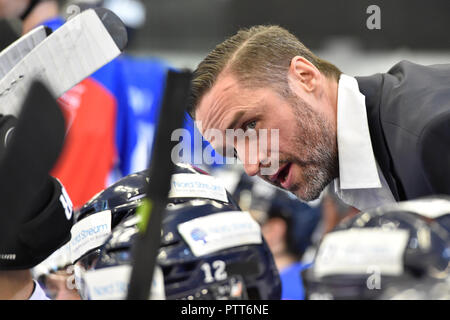 Brno, République tchèque. 10 Oct, 2018. L'entraîneur adjoint de de Zug Josh Holden est perçu au cours de la Ligue des Champions de Hockey jeu D Groupe Kometa Brno vs Zoug (Suisse) à Brno, en République tchèque, le 10 octobre 2018. Photo : CTK Vaclav Salek/Photo/Alamy Live News Banque D'Images