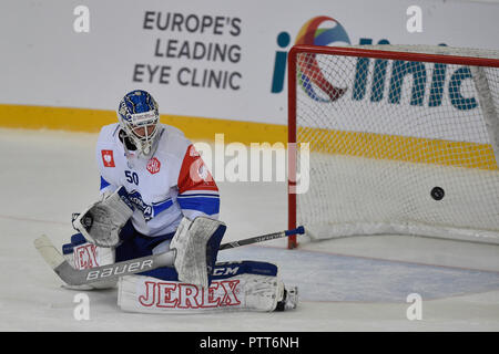 Brno, République tchèque. 10 Oct, 2018. Karel Vejmelka, gardien de Brno, en action lors de la Ligue des Champions de Hockey jeu D Groupe Kometa Brno vs Zoug (Suisse) à Brno, en République tchèque, le 10 octobre 2018. Photo : CTK Vaclav Salek/Photo/Alamy Live News Banque D'Images