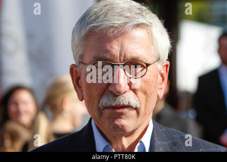 Francfort, Allemagne. 10 octobre 2018. Allemand de droite, ancien homme politique, économiste et auteur Thilo Sarrazin pose pour les caméras. La 70e Foire du livre de Francfort 2018 est le plus grand salon du livre avec plus de 7 000 exposants et plus de 250 000 visiteurs attendus. Il est ouvert du 10 au 14 octobre avec les deux derniers jours d'être ouvert au grand public. Crédit : Michael Debets/Alamy Live News Banque D'Images