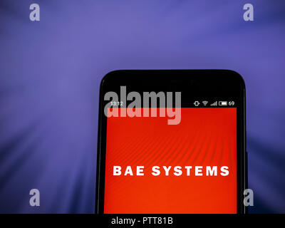 Kiev, Ukraine. 10 Oct, 2018. Logo de BAE Systems vu affichée sur téléphone intelligent. BAE Systems plc est une multinationale britannique de la défense, de la sécurité et de l'aéronautique. Son siège est à Londres au Royaume-Uni et elle est présente dans le monde entier. Il est parmi les plus grands de la défense ; il a été classé comme le troisième plus grand et fondée sur les revenus de 2015. Crédit : Igor Golovniov SOPA/Images/ZUMA/Alamy Fil Live News Banque D'Images