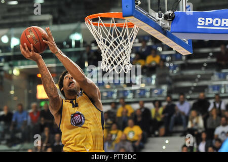 Turin, Italie. 10 Oct 2018. James Michael Ray McAdoo (Auxilium Fiat Torino) pendant les 7 jours de basket-ball match EuroCup 2018/19 entre FIAT AUXILIUM TORINO VS MORNAR BAR au PalaVela le 10 octobre 2018 à Turin, Italie. Crédit : FABIO ANNEMASSE/Alamy Live News Banque D'Images