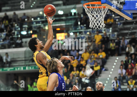 Turin, Italie. 10 Oct 2018. James Michael Ray McAdoo (Auxilium Fiat Torino) pendant les 7 jours de basket-ball match EuroCup 2018/19 entre FIAT AUXILIUM TORINO VS MORNAR BAR au PalaVela le 10 octobre 2018 à Turin, Italie. Crédit : FABIO ANNEMASSE/Alamy Live News Banque D'Images