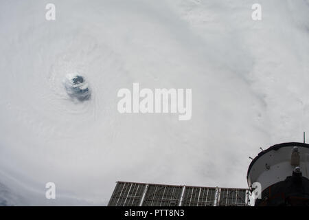 La Floride, USA. 10 Oct 2018. Vue depuis la Station spatiale internationale de l'ouragan Michael car il frappe l'enclave de bidons de nord-ouest de la Floride, comme une tempête de catégorie 4 avec des vents de 145km/h et de fortes pluies le 10 octobre 2018 dans l'orbite de la Terre. Credit : Planetpix/Alamy Live News Banque D'Images