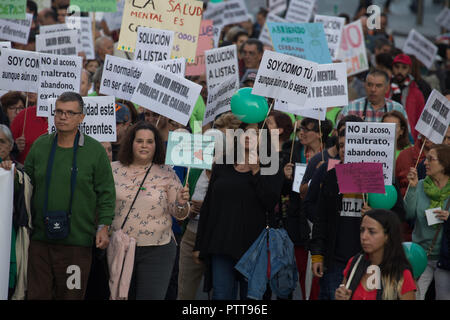 Madrid, Espagne. 10 Oct, 2018. Les protestataires sont vus holding affiches pendant la manifestation.Des centaines de personnes ont protesté à proche de la Puerta del Sol contre les étiquettes que la société met sur eux sur la Journée internationale de la santé mentale où le système de santé public espagnol a exigé pour une amélioration dans les questions de santé mentale, le système de santé publique a également critiqué les coupes budgétaires dans la santé mentale. Credit : Lito Lizana SOPA/Images/ZUMA/Alamy Fil Live News Banque D'Images