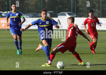 Zenica, Bosnie-Herzégovine. 10 Oct, 2018. Amar Dedic (L) de la Bosnie-Herzégovine (BiH) en concurrence au cours de la saison 2019 du Championnat des moins de 17 tour Groupe 2 match entre la BiH et Gibraltar à Zenica, Bosnie-Herzégovine, le 10 octobre 2018. La BiH a gagné 8-0. Credit : Haris Memija/Xinhua/Alamy Live News Banque D'Images