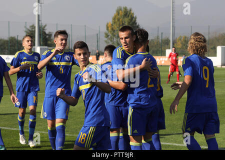 Zenica, Bosnie-Herzégovine. 10 Oct, 2018. Les joueurs de la Bosnie-Herzégovine (BiH) célébrer au cours de la saison 2019 du Championnat des moins de 17 tour Groupe 2 match entre la BiH et Gibraltar à Zenica, Bosnie-Herzégovine, le 10 octobre 2018. La BiH a gagné 8-0. Credit : Haris Memija/Xinhua/Alamy Live News Banque D'Images