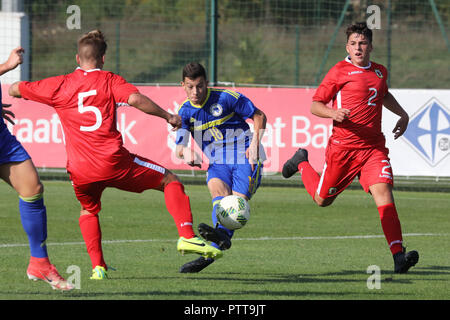 Zenica, Bosnie-Herzégovine. 10 Oct, 2018. Nemanja Jovic (C) de la Bosnie-Herzégovine (BiH) pousses durant l'UEFA 2019 Championnat moins de 17 tour Groupe 2 match entre la BiH et Gibraltar à Zenica, Bosnie-Herzégovine, le 10 octobre 2018. La BiH a gagné 8-0. Credit : Haris Memija/Xinhua/Alamy Live News Banque D'Images