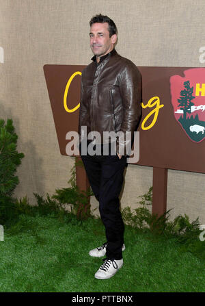 Los Angeles, CALIFORNIE, États-Unis. 10 octobre 2018. 10 octobre 2018 - Los Angeles, Californie - Jon Hamm . Première de HBO ''Camping''Los Angeles au crédit photo : Birdie Thompson/Admedia Banque D'Images