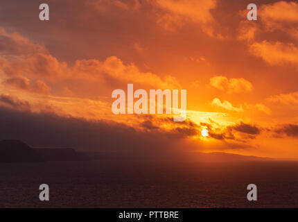 Lyme Regis, dans le Dorset, UK. 11 octobre 2018. Météo France : toits dans le quartier historique de la ville de Lyme Regis sont silhouetté contre moody ciel comme les nuages de tempête orange glow au lever du soleil sur ce qui est défini pour être un jour pluvieux et venteux à Lyme Regis. Credit : PQ/Alamy Live News Banque D'Images