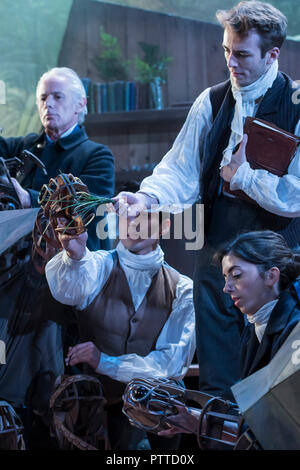 Londres, Royaume-Uni. 10 Oct 2018. L'ensemble de la Terre, une pièce sur l'histoire du jeune Charles Darwin dans le nouveau théâtre dans le Jerwood Gallery au Musée d'Histoire Naturelle. Il dispose d'une troupe de sept, spécialement conçu des marionnettes, une musique originale et de superbes animations. Crédit : Guy Bell/Alamy Live News Banque D'Images