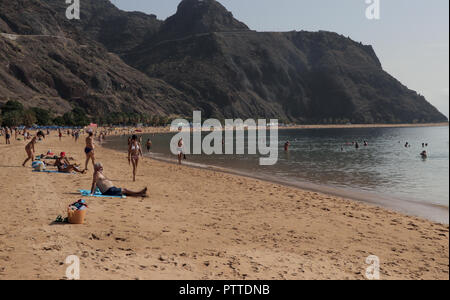 Avec la lumière du sable du Sahara occidental la Playa de Las Teresitas près du village de San Andres, près de la capitale Santa Cruz sur l'île canarienne de Tenerife, a été ajouté le 24.09.2018. Dans les années 1970, des milliers de tonnes de sable du Sahara jaune pâle ont été transporté par bateau et rempli jusqu'ici. Par conséquent, les quelque 500 mètres de long Beach est aussi très plate. Dans le monde d'utilisation | Banque D'Images