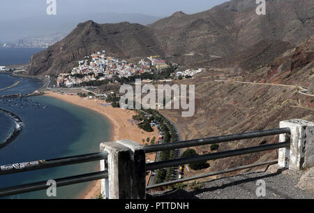 Avec la lumière du sable du Sahara occidental la Playa de Las Teresitas près du village de San Andres, près de la capitale Santa Cruz sur l'île canarienne de Tenerife, a été ajouté le 24.09.2018. Dans les années 1970, des milliers de tonnes de sable du Sahara jaune pâle ont été transporté par bateau et rempli jusqu'ici. Par conséquent, les quelque 500 mètres de long Beach est aussi très plate. Pour l'atmosphère des Caraïbes sur l'autrement caractérisée par la lave volcanique sombre Sable Island sont aussi spécialement plantés de palmiers. Dans le monde d'utilisation | Banque D'Images