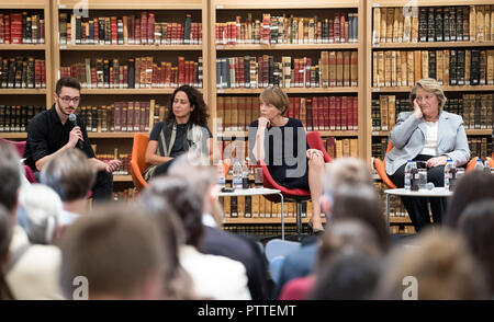 Athènes, Grèce. 11Th Oct, 2018. Elke Büdenbender, épouse du Président fédéral Steinmeier, Sophia et Pavlopoulou-Peltsemi (r), épouse du Président grec, en collaboration avec l'écrivain Angie Saltampasi (2e de gauche) prendre part à une discussion intitulée "Jeunes en Europe - expériences de vie, la perception mutuelle, à l'avenir commun" Centre culturel de la Fondation Stavros Niarchos. Président M. Steinmeier et son épouse sont sur trois jours de visite d'État en Grèce. Crédit : Bernd von Jutrczenka/dpa/Alamy Live News Banque D'Images