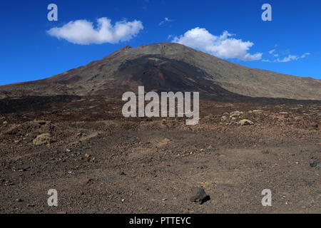 Chirche, Spanien. 18 Sep, 2018. Vue sur le volcan Pico Viejo (3134 m) sur l'excursion au Pico del Teide sur l'île canarienne de Tenerife à partir du sud-ouest sur 18.09.2018. Le Pico del Teide (aussi Teyde) est à 3718 m de l'altitude la plus élevée sur l'île canarienne de Tenerife et la plus haute montagne en Espagne. Il appartient à la municipalité de La Orotava. En 2007, le territoire du parc national a été inclus dans la Liste du patrimoine mondial par l'UNESCO. Utilisation dans le monde entier | Credit : dpa/Alamy Live News Banque D'Images